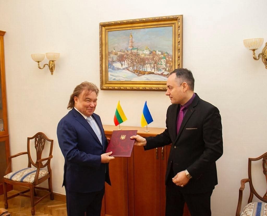 Serhiy Tarasov in a diplomatic meeting with Lithuanian and Ukrainian flags